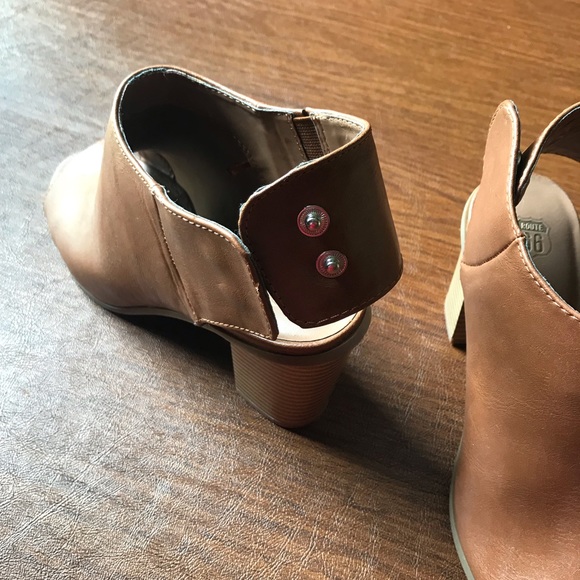 NWOB Tan heels - Picture 4 of 5